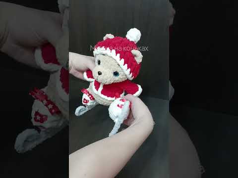 Плюшевый мишка на коньках в новогоднем костюме